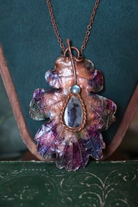 Image 3 of Collana con vera foglia di quercia elettroformata, con cabochon di agata dendritica e labradorite