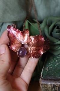 Image 2 of Collana con doppia foglia di edera elettroformata in rame, con patina viola e ametista