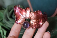Image 1 of Collana con doppia foglia di edera elettroformata in rame, con patina viola e ametista