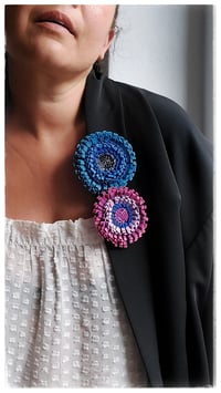 Image 11 of Spilla floreale artigianale in pelle - SPILLANA - Blu e Fucsia