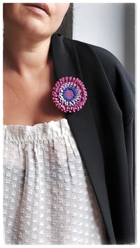 Image 8 of Spilla floreale artigianale in pelle - SPILLANA - Blu e Fucsia
