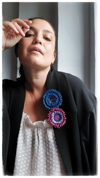 Image 12 of Spilla floreale artigianale in pelle - SPILLANA - Blu e Fucsia