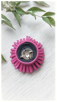 Image 7 of Spilla floreale artigianale in pelle - SPILLANA - Blu e Fucsia