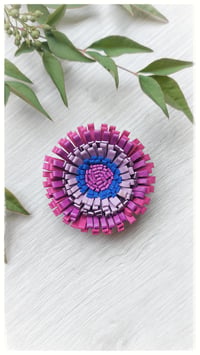Image 6 of Spilla floreale artigianale in pelle - SPILLANA - Blu e Fucsia
