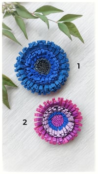 Image 1 of Spilla floreale artigianale in pelle - SPILLANA - Blu e Fucsia
