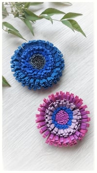 Image 10 of Spilla floreale artigianale in pelle - SPILLANA - Blu e Fucsia