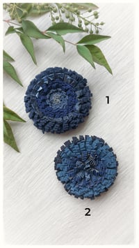 Image 1 of Spilla floreale artigianale in pelle - SPILLANA - Blu Intensi
