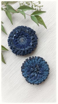Image 10 of Spilla floreale artigianale in pelle - SPILLANA - Blu Intensi