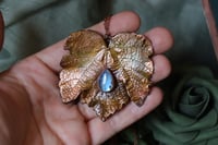 Image 1 of Vera foglia di vite elettroformata in rame con patina autunnale e labradorite celeste a goccia
