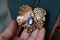 Image 2 of Vera foglia di vite elettroformata in rame con patina autunnale e labradorite celeste a goccia