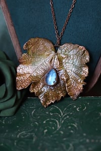 Image 3 of Vera foglia di vite elettroformata in rame con patina autunnale e labradorite celeste a goccia