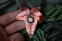 Image 1 of Vera foglia di edera elettroformata in rame con patina ossidata e labradorite verde