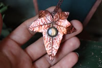 Image 3 of Vera foglia di edera elettroformata in rame con patina ossidata e labradorite verde