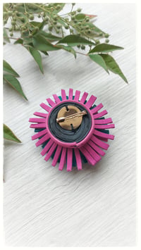 Image 3 of Spilla floreale artigianale in pelle - SPILLANA - Verde scuro e Fucsia
