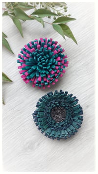 Image 10 of Spilla floreale artigianale in pelle - SPILLANA - Verde scuro e Fucsia