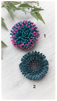 Image 1 of Spilla floreale artigianale in pelle - SPILLANA - Verde scuro e Fucsia