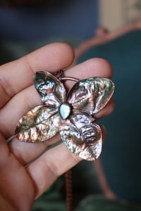 Image 2 of Collana con vero quadrifoglio rivestito in rame, con patina verde e labradorite