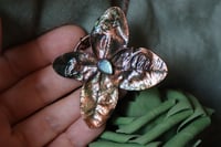 Image 3 of Collana con vero quadrifoglio rivestito in rame, con patina verde e labradorite