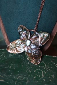 Image 1 of Collana con vero quadrifoglio rivestito in rame, con patina verde e labradorite