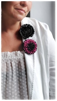 Image 11 of Spilla floreale artigianale in pelle - SPILLANA - Neri e Fucsia