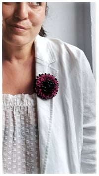 Image 9 of Spilla floreale artigianale in pelle - SPILLANA - Neri e Fucsia