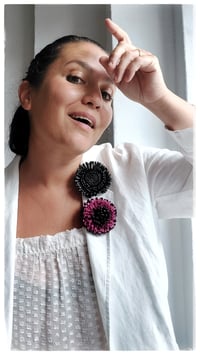 Image 12 of Spilla floreale artigianale in pelle - SPILLANA - Neri e Fucsia