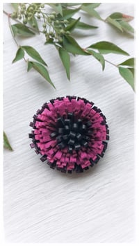 Image 6 of Spilla floreale artigianale in pelle - SPILLANA - Neri e Fucsia