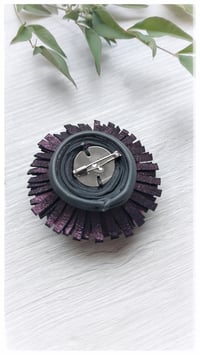 Image 7 of Spilla floreale artigianale in pelle - SPILLANA - Neri e Fucsia