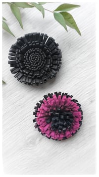 Image 10 of Spilla floreale artigianale in pelle - SPILLANA - Neri e Fucsia