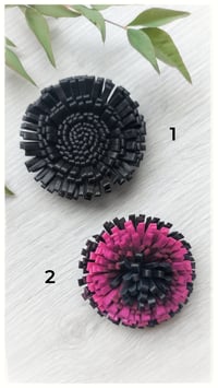 Image 1 of Spilla floreale artigianale in pelle - SPILLANA - Neri e Fucsia