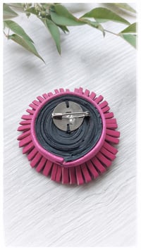 Image 7 of Spilla floreale artigianale in pelle - SPILLANA - Fucsia Intensi