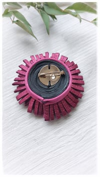 Image 3 of Spilla floreale artigianale in pelle - SPILLANA - Fucsia Intensi