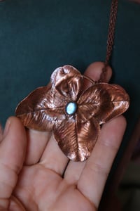 Image 2 of Collana con vero quadrifoglio rivestito in rame, con patina ossidata e labradorite blu