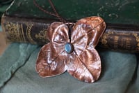 Image 3 of Collana con vero quadrifoglio rivestito in rame, con patina ossidata e labradorite blu