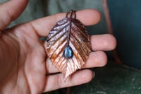 Image 2 of Collana con vera foglia di carpino elettroformata in rame con patina ossidata e labradorite