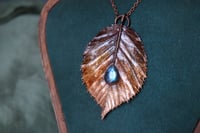 Image 3 of Collana con vera foglia di carpino elettroformata in rame con patina ossidata e labradorite