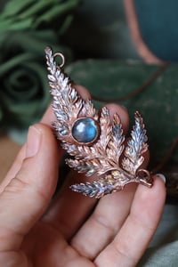 Image 2 of Collana con vera felce elettroformata in rame con patina ossidata, sfumatura blu e labradorite