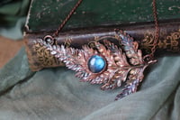 Image 3 of Collana con vera felce elettroformata in rame con patina ossidata, sfumatura blu e labradorite