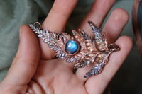 Image 4 of Collana con vera felce elettroformata in rame con patina ossidata, sfumatura blu e labradorite