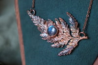 Image 1 of Collana con vera felce elettroformata in rame con patina ossidata, sfumatura blu e labradorite