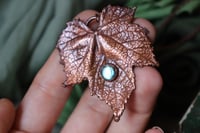 Image 2 of Collana con vera foglia di vite elettroformata in rame con finitura ossidata e labradorite