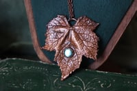 Image 1 of Collana con vera foglia di vite elettroformata in rame con finitura ossidata e labradorite