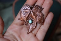 Image 3 of Collana con vera foglia di vite elettroformata in rame con finitura ossidata e labradorite