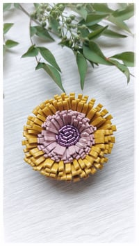 Image 6 of Spilla floreale artigianale in pelle - SPILLANA - Giallo e viola
