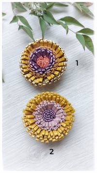 Image 1 of Spilla floreale artigianale in pelle - SPILLANA - Giallo e viola