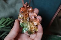 Image 2 of Collana con vera foglia di quercia maxi racchiusa nel rame con patina autunnale 2