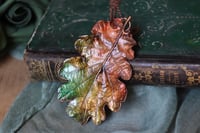 Image 1 of Collana con vera foglia di quercia maxi racchiusa nel rame con patina autunnale 2
