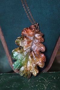 Image 3 of Collana con vera foglia di quercia maxi racchiusa nel rame con patina autunnale 2