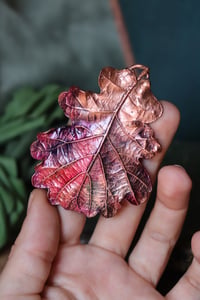 Image 2 of Collana con vera foglia di quercia maxi racchiusa nel rame con patina sfumata viola