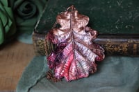 Image 3 of Collana con vera foglia di quercia maxi racchiusa nel rame con patina sfumata viola